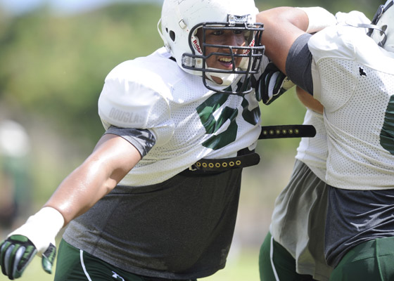 OL Elijah Tupai is one of the contenders for a starting job. (Bruce Asato / basato@staradvertiser.com)
