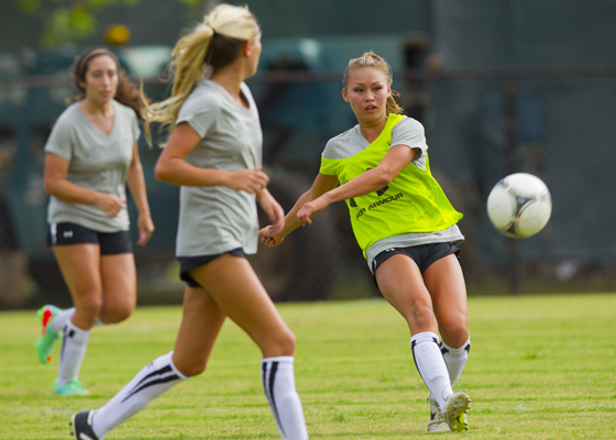 Alexis Colacchio, left, and Kama Pascua go after the ball during practice on Aug. 6. (Dennis Oda / doda@staradvertiser.com)