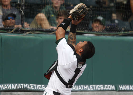 Hawaii catcher Chayce Ka'aua broke a finger in Hawaii's home opener against New Mexico on Friday. Photo by Jamm Aquino/Star-Advertiser.