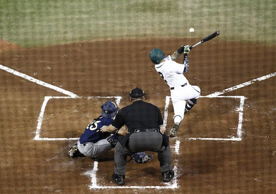 Kaeo Aliviado and the rest of the Hawaii baseball team are in a groove at the plate right now. Photo by Jamm Aquino/Star-Advertiser.