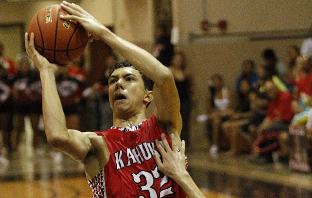 Former Kahuku guard Samuta Avea took a visit to Hawaii over the weekend.  Here, Avea took a shot against Farrington last season.  Jamm Aquino / Star-Advertiser