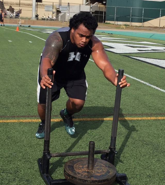 Nose tackle Penitito Faalologo