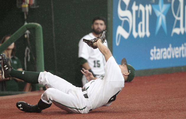 Hawaii third baseman Johnny Weeks made a sliding catch in front of the UH dugout in the first inning of a win over Cal Poly on Friday night. Photo by Jamm Aquino/Star-Advertiser.