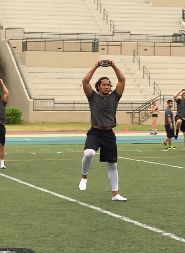 Middle linebacker Jahlani Tavai