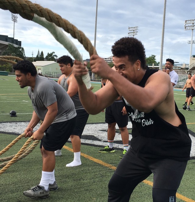 Defensive tackle Viane Moala