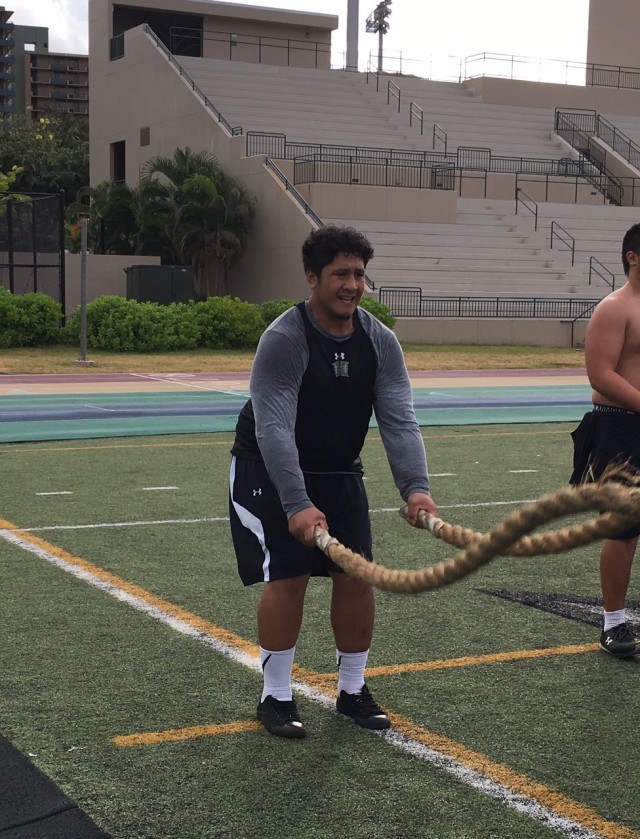 Offensive lineman Elijah Tupai